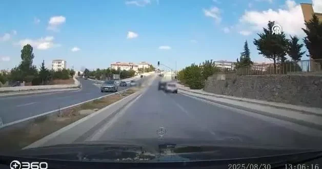 Trafikte tartıştığı sürücünün aracına taşla saldırdı
