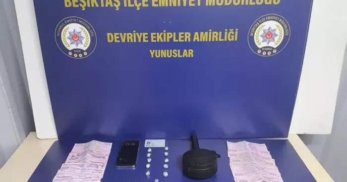 Beşiktaş ta aracının gizli bölmesinde uyuşturucu ve şarjör bulunan zanlı tutuklandı