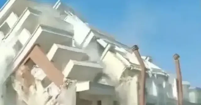 Hatay da iş makinesinin darbesiyle 9 katlı bina yerle bir oldu VİDEO İZLE