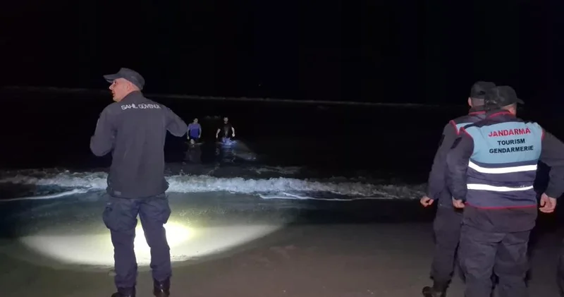 Yer: Bartın! Gece vakti kıyafetleriyle denize girdi, ekipleri harekete geçirdi