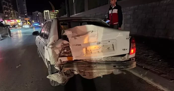 Niğde Bor Otoyolu’nda midibüs otomobile arkadan çarptı: 1 yaralı