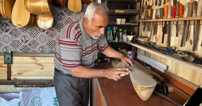 Depremde atölyesi yıkılmıştı! Saz ustasına yeni yer tahsis edildi