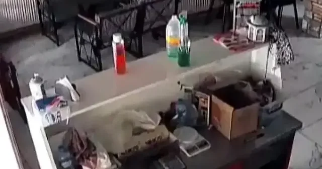 Son dakika 28 Eylül deprem mi oldu? Son Dakika Kütahya depremi: Yaşanan sarsıntı kameraya yansıdı VİDEO İZLE
