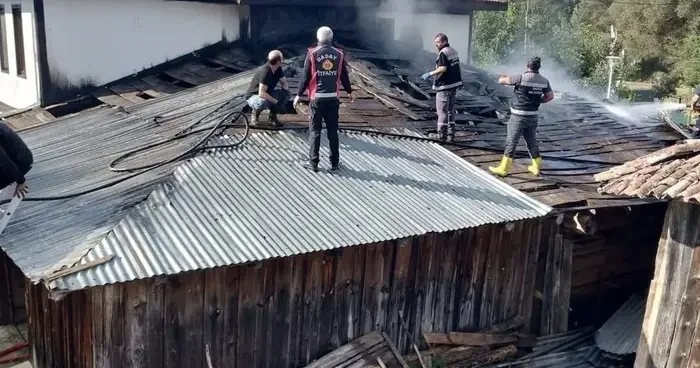 Samanlıkta çıkan yangın konağı küle çeviriyordu