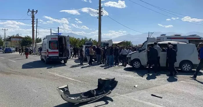 Iğdır’da zırhlı polis aracıyla otomobil çarpıştı: 4 yaralı