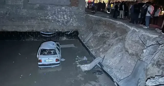 Kontrolden çıkan otomobil inşaat temeline düştü Adıyaman Haberleri