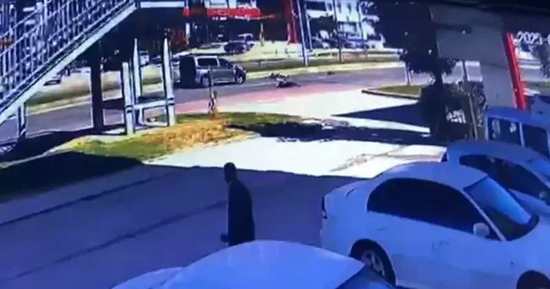 Hafif ticari araç, anne ve 2 çocuğuna çarptı; o anlar kamerada