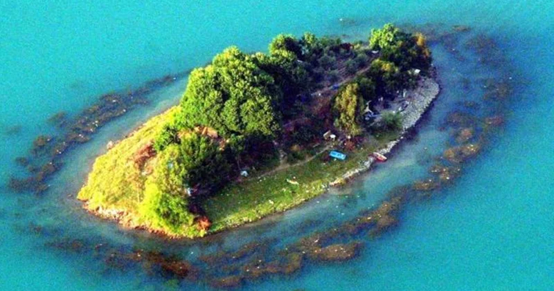 Mersin de teknenin alabora olması sonucu denize düşen 2 kişi kurtarıldı