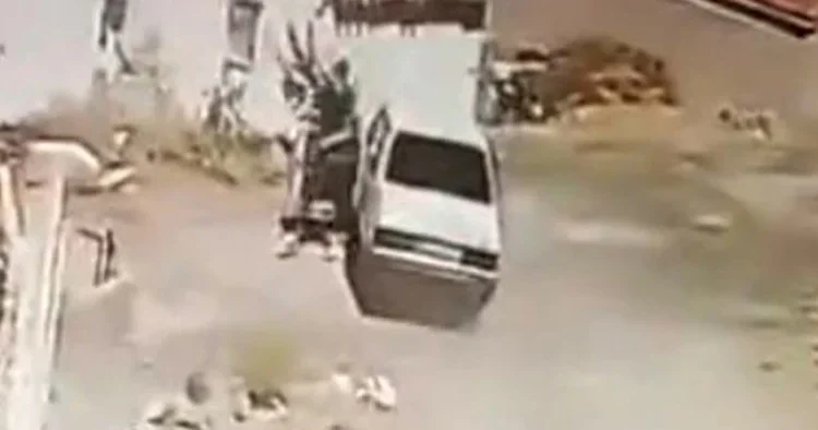 Bir sürücünün başına gelebilecek en kötü olay! Seyir halindeyken aracın içinde gördü, korkuyla aşağı atladı