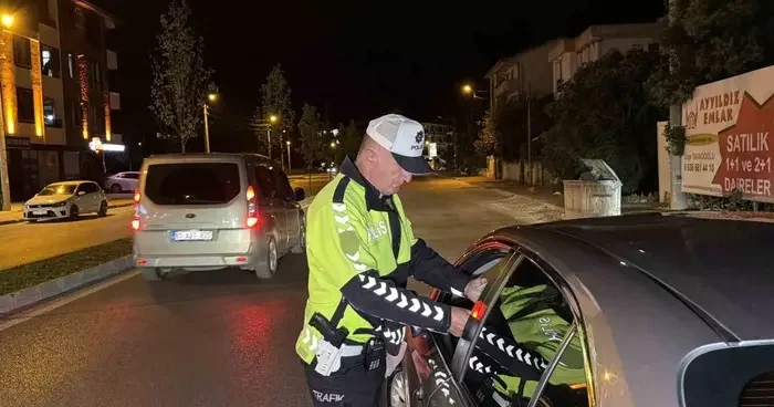 Düzce’de ara sokaklarda da polis ekipleri denetimlerini sürdürüyor