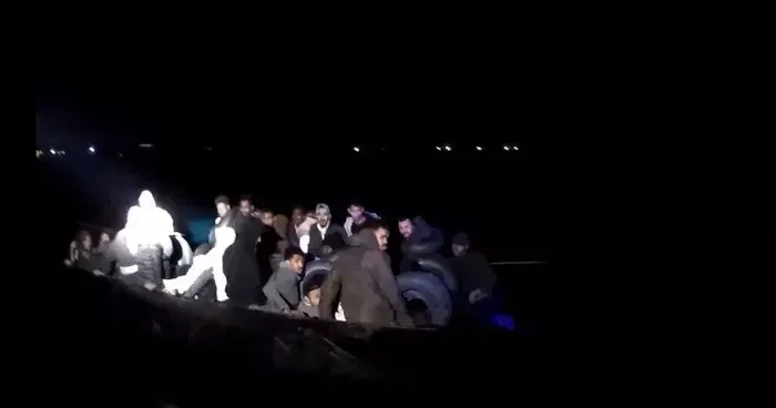 İzmir açıklarında 56 düzensiz göçmen yakalandı