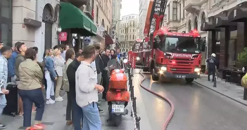 Beyoğlu’nda 6 katlı otelde çıkan yangın paniğe neden oldu