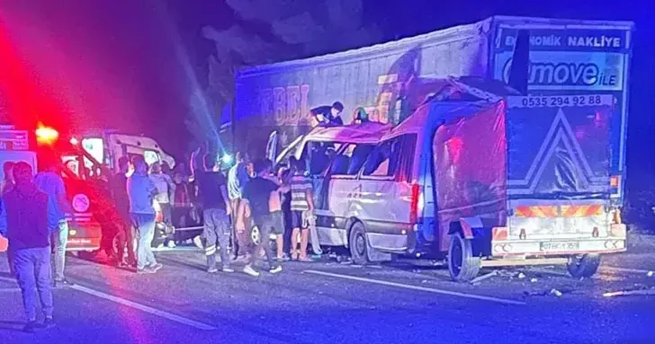 TIR a arkadan çarpan minibüste ölen işçilerin kimlikleri belli oldu