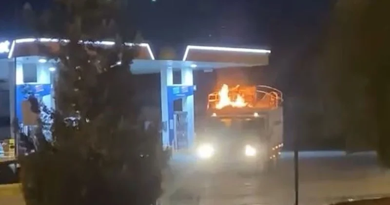 Faciadan son anda dönüldü! Alev topuna dönen kamyonet akaryakıt istasyonuna girdi