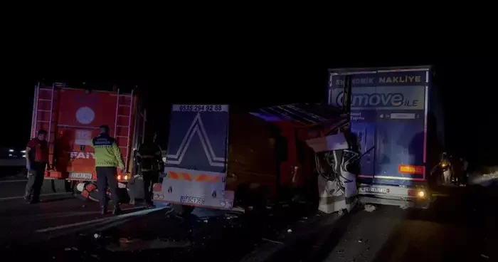 Mersin de kahreden kaza! İşçileri taşıyordu, tıra çarptı: 3 ölü
