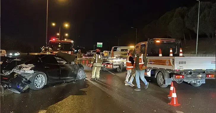 Sultangazi de otomobile çarpan sürücü kaçtı; yaralı hastaneye kaldırıldı