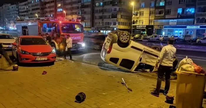 Takla atan hafif ticari araç park halindeki 2 otomobile çarptı: 3 yaralı