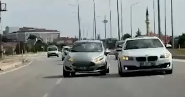 Çorum da düğün konvoyundaki sürücünün öne geçme çabası kazaya sebep oldu VİDEO İZLE