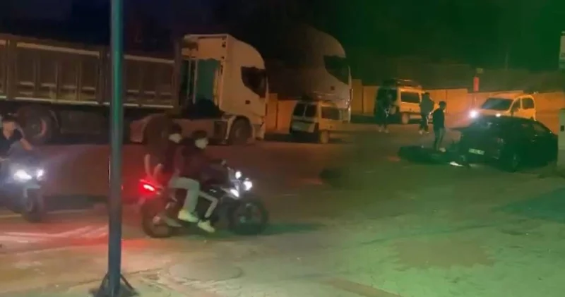 Cep telefonuyla kaydedildi: Motosikletli grup bıçakla saldırdı