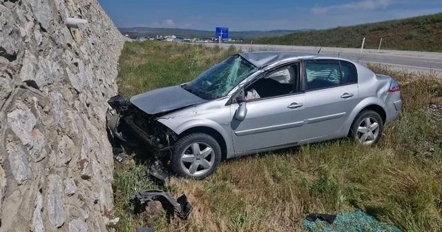 Çorum da istinat duvarına çarpan otomobildeki 2 kişi yaralandı Çorum Haberleri