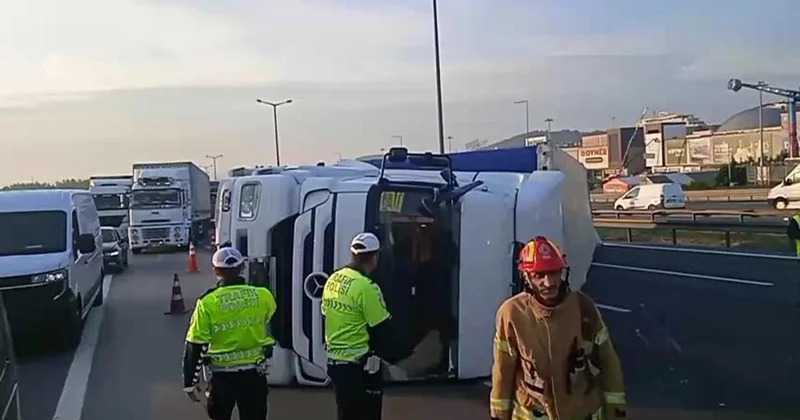 Pendik TEM Otoyolu nda tır devrildi