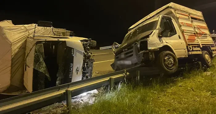 Kars’ta biri hayvan yüklü iki kamyonet çarpıştı! 3 kişi yaralandı
