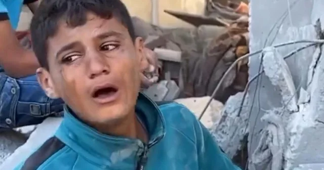 İşgalciler evini bombaladı: Gazzeli çocuk enkaz altındaki babası için gözyaşı döktü VİDEO İZLE