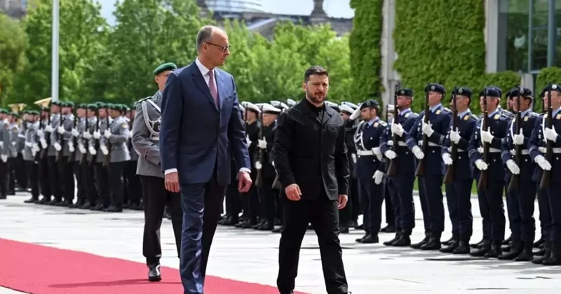 Zelenski, Almanya ziyaretinde ilk kez takım elbise giydi