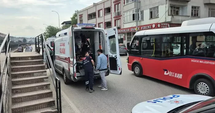 Düzce de motosiklet yayaya çarptı: 2 yaralı
