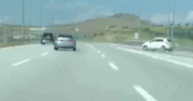Balıkesir de sürücünün direksiyon hakimiyetini kaybettiği anlar kameraya yansıdı VİDEO İZLE