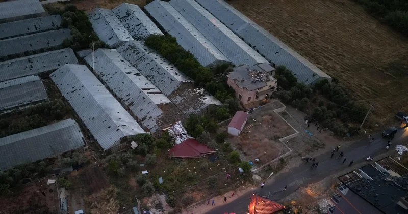 Antalyada da meydana gelen hortum seraları vurdu!