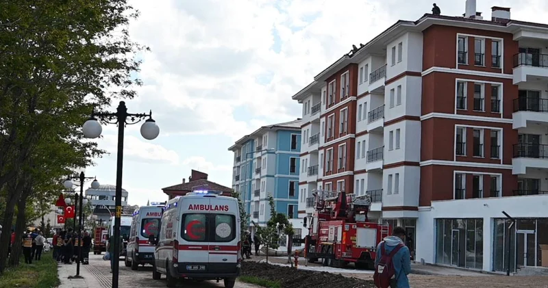 Ücretini alamayan TOKİ işçileri çatıya çıkarak eylem yaptı