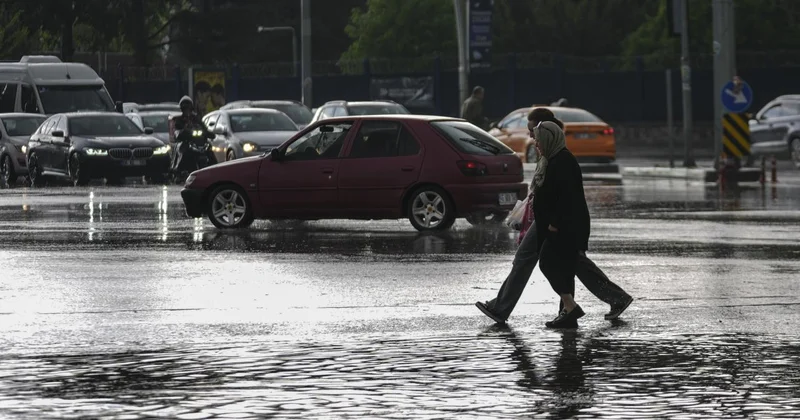 Meteoroloji uyardı: İç ve batı kesimlerde kuvvetli sağanak bekleniyor