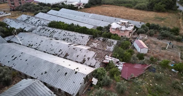 Antalya da oluşan hortum evlerin çatıları ile seralara zarar verdi Antalya Haberleri