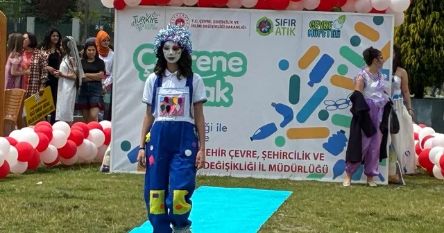 Eskişehir de çocuklar atık malzemelerden tasarlanan kıyafetlerle defile yaptı Eskişehir Haberleri