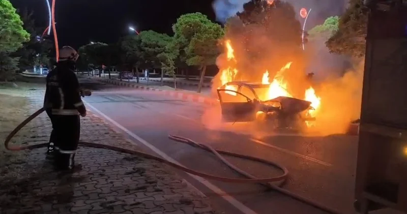 Park halindeki araca çarpan otomobil alev alev yandı