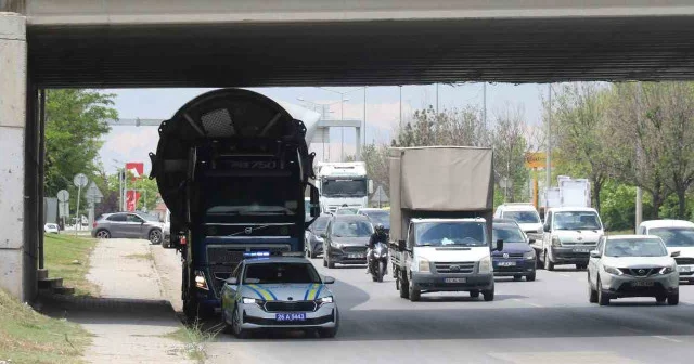 Eskişehir de rüzgar türbini köprüye takıldı VİDEO İZLE