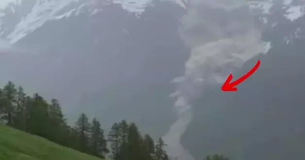 Çöken buzullar bir köyü adeta yuttu!