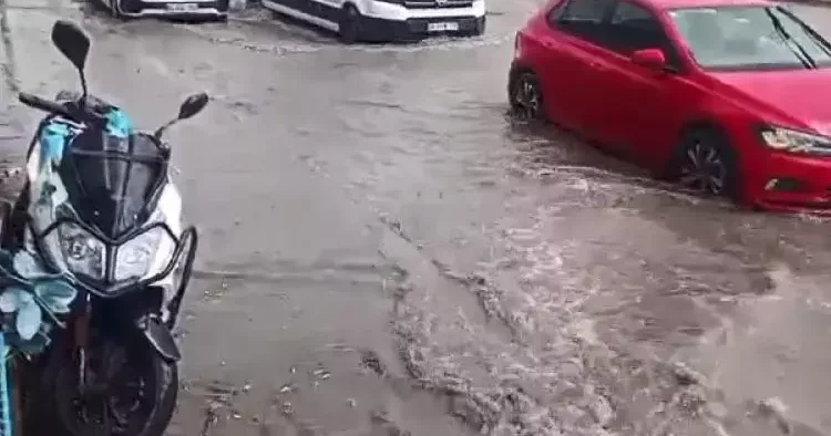 İstanbul u dolu vurdu! AKOM dan uyarı geldi