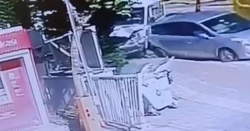 Kaldırımda beklerken canından oldu: Servis minibüsü çarptı