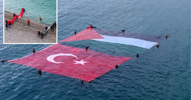Gazze için denizde bayrak açtılar: Türk ve Filistin bayraklarıyla destek verildi Gündem Haberleri