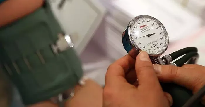 Evde tansiyon ölçerken dikkat: Bu pozisyon tansiyonu yükseltiyor! Doğru tansiyon ölçümü nasıl yapılmalıdır? Uzmanlar uyardı...