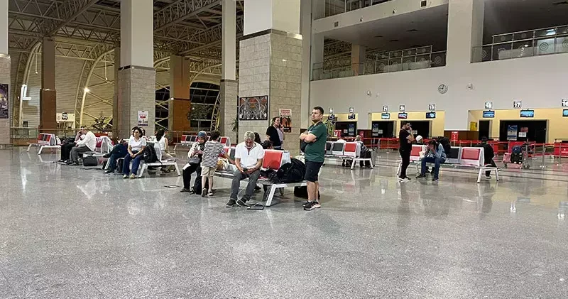 Diyarbakır Havalimanı pistinde çatlak; uçaklar başka meydanlara divert etti