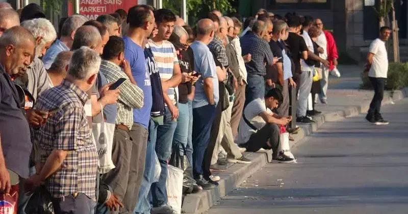 İzmir’de 23 bin işçi greve çıktı; otobüs duraklarında yoğunluk oluştu