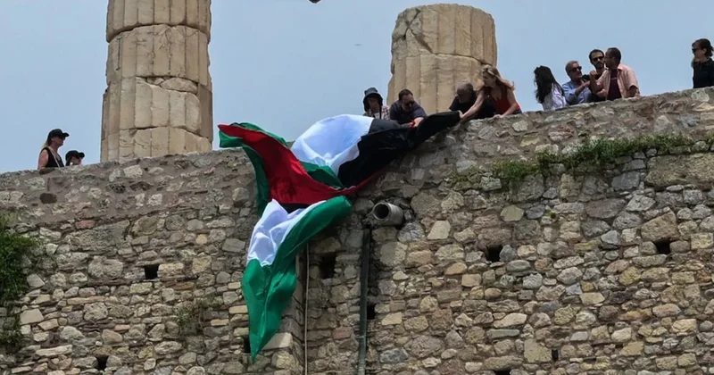 Akropolis e Filistin bayrağı çektiler, gözaltına alındılar Sözcü Gazetesi