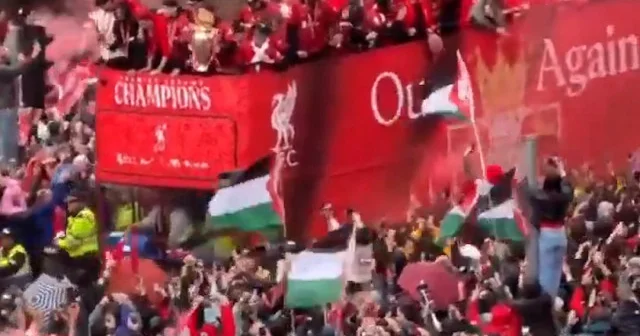 Liverpool un şampiyonluk kutlamalarında Filistin bayrakları dalgalandı VİDEO İZLE