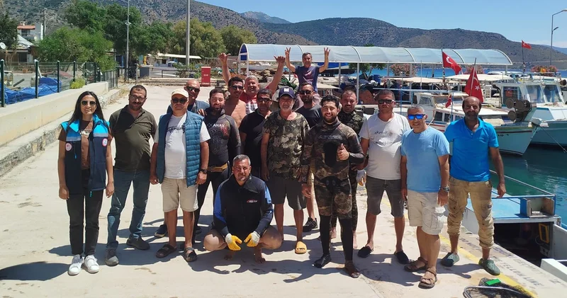 Datça da deniz dibinden yaklaşık 2 ton atık çıkarıldı