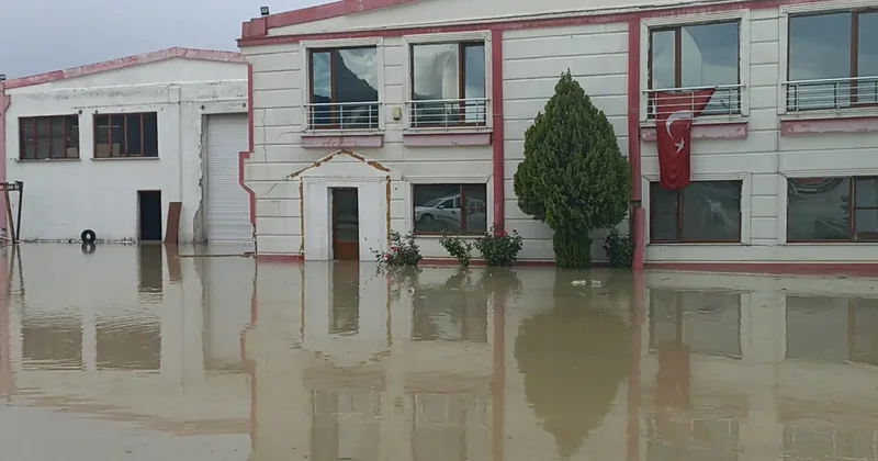 Kastamonu da sağanak yağış sonrası sokakları su bastı