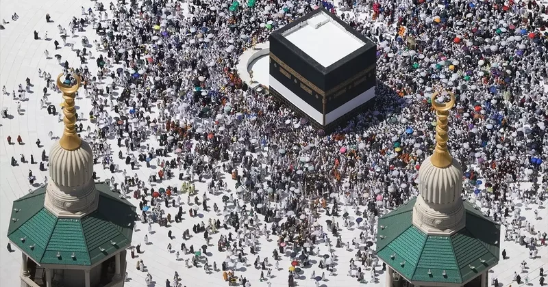 Dünyanın en büyük saatinin balkonundan Kabe i Muazzama görüntülendi
