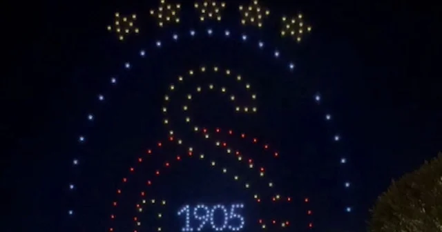 Galatasaray’ın 25. şampiyonluk kutlamasında gökyüzü sarı kırmızıya büründü VİDEO İZLE